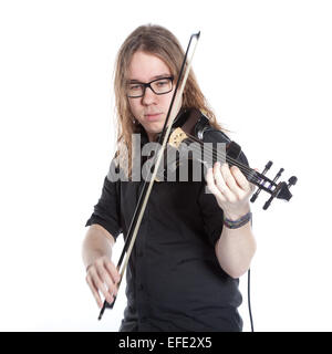 junger Mann mit Brille spielt e-Geige im Studio vor weißem Hintergrund Stockfoto