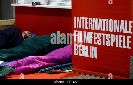 Berlin, Deutschland. 2. Februar 2015. Filmfans warten auf die Eröffnung der internationalen Filmfestspiele Berlin (Berlinale) Box Office auf die shopping-Arkaden am Potsdamer Platz-Platz in Berlin, Deutschland, 2. Februar 2015. Die 65. Berlinale läuft bis zum 15. Februar 2015 vom 05. Foto: Britta Pedersen/Dpa/Alamy Live News Stockfoto