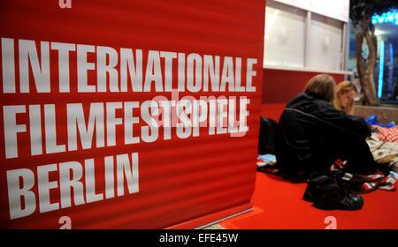 Berlin, Deutschland. 2. Februar 2015. Filmfans warten auf die Eröffnung der internationalen Filmfestspiele Berlin (Berlinale) Box Office auf die shopping-Arkaden am Potsdamer Platz-Platz in Berlin, Deutschland, 2. Februar 2015. Die 65. Berlinale läuft bis zum 15. Februar 2015 vom 05. Foto: Britta Pedersen/Dpa/Alamy Live News Stockfoto