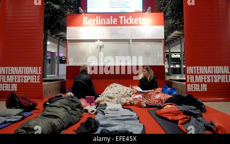 Berlin, Deutschland. 2. Februar 2015. Filmfans warten auf die Eröffnung der internationalen Filmfestspiele Berlin (Berlinale) Box Office auf die shopping-Arkaden am Potsdamer Platz-Platz in Berlin, Deutschland, 2. Februar 2015. Die 65. Berlinale läuft bis zum 15. Februar 2015 vom 05. Foto: Britta Pedersen/Dpa/Alamy Live News Stockfoto