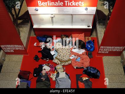 Berlin, Deutschland. 2. Februar 2015. Filmfans warten auf die Eröffnung der internationalen Filmfestspiele Berlin (Berlinale) Box Office auf die shopping-Arkaden am Potsdamer Platz-Platz in Berlin, Deutschland, 2. Februar 2015. Die 65. Berlinale läuft bis zum 15. Februar 2015 vom 05. Foto: Britta Pedersen/Dpa/Alamy Live News Stockfoto