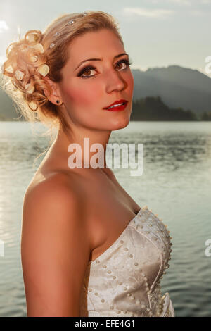 Porträt von eine schöne junge blonde Frau im Hochzeitskleid Stockfoto