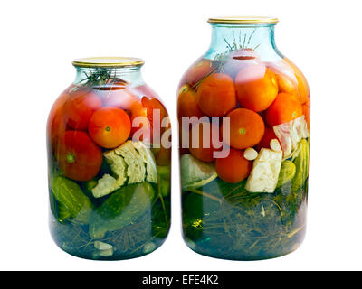 Tomaten aus der Dose und Gurken in einem Glas isoliert auf weißem Hintergrund Stockfoto