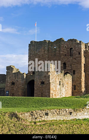 Eingang zum Tynemouth Priory und schloss die letzte Ruhestätte der Heiligen drei Könige von Northumbria wurde. Stockfoto