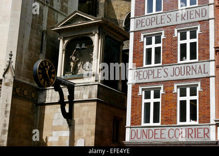 Fleet Street ehemaligen Büros der Sonntag Post, Menschen Freund und Volkspartei Journal, Kirche Uhr und Glocken der St. Dunstan, West London, England, UK Stockfoto