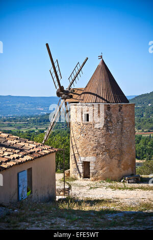 Alte steinerne Windmühle in Saint Saturnin d Apt, Provence, Frankreich Stockfoto