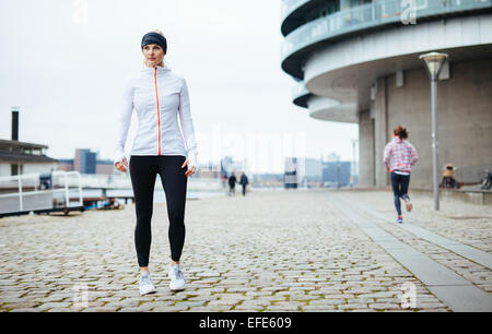 Städtischen weiblichen Athleten trainieren im Freien. Schöne sportliche Frau Porträt. Motivation und Sport-Lifestyle-Konzept. Stockfoto