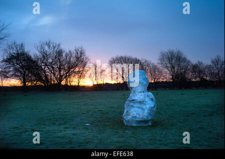 Knutsford, Cheshire, UK. 2. Februar 2015. : UK wie heute Morgen diese Schneemann auf Rostherne Cricket Club Tagesanbruch, Wetter Knutsford "Last Man standing" als das Wochenende viel Schnee aufgetaut. Temperaturen bleiben aber noch Einfrieren. Bildnachweis: Howard Barlow/Alamy Live-Nachrichten Stockfoto