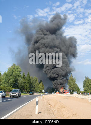 LKW Brand mit schwarzer Rauch auf der Straße Stockfoto