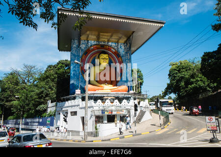 Riesige Buddha-Statue mit großen Dach sitzen, in der Nähe von Bahnhof, im Stadtzentrum, Kandy, Sri Lanka, Stockfoto