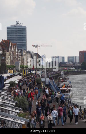 Menschen zu Fuß entlang der Höhe Düsseldorf. Stockfoto