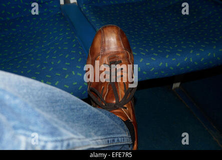 Fuß auf einem Zug-Sitz Stockfoto