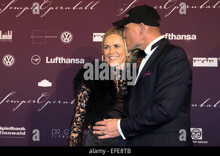 Dresden, Deutschland. 30. Januar 2015. Deutsche ehemalige Boxen pro Axel Schulz (L) und seine Frau Patricia kommen zum 10. Semper Opernball in Dresden, Deutschland, 30. Januar 2015. Der 10. Semper Opernball in Dresden lief unter dem Motto "Dresden jubelt und begrüßt die Welt". Foto: Sebastian Kahnert/Dpa/Alamy Live News Stockfoto