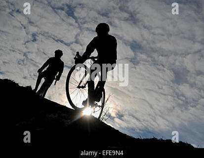 Silhouetten der Rennfahrer bei den Cyclo-Cross-Weltmeisterschaften in Tabor, Tschechische Republik, auf Samstag, 31. Januar 2015. (CTK Foto/Vaclav Pancer) Stockfoto