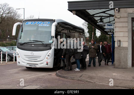 Leamington Spa, Warwickshire, UK. 2. Februar 2015. Passagiere an Bord ein Busservice von Leamington Spa Banbury Station nach ein großen Erdrutsch Chiltern Linie Bahn Harbury schneiden in Warwickshire schließen. Bildnachweis: Colin Underhill/Alamy Live-Nachrichten Stockfoto