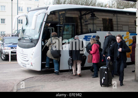 Leamington Spa, Warwickshire, UK. 2. Februar 2015. Passagiere an Bord ein Busservice von Leamington Spa Banbury Station nach ein großen Erdrutsch Chiltern Linie Bahn Harbury schneiden in Warwickshire schließen. Bildnachweis: Colin Underhill/Alamy Live-Nachrichten Stockfoto