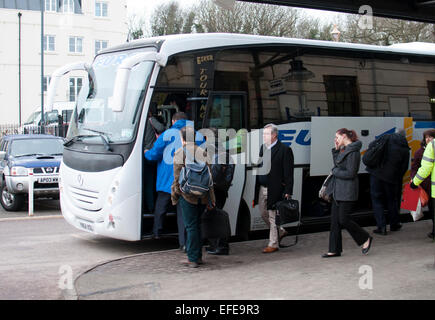 Leamington Spa, Warwickshire, UK. 2. Februar 2015. Passagiere an Bord ein Busservice von Leamington Spa Banbury Station nach ein großen Erdrutsch Chiltern Linie Bahn Harbury schneiden in Warwickshire schließen. Bildnachweis: Colin Underhill/Alamy Live-Nachrichten Stockfoto