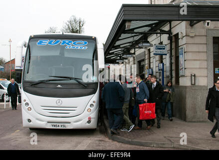 Leamington Spa, Warwickshire, UK. 2. Februar 2015. Passagiere an Bord ein Busservice von Leamington Spa Banbury Station nach ein großen Erdrutsch Chiltern Linie Bahn Harbury schneiden in Warwickshire schließen. Bildnachweis: Colin Underhill/Alamy Live-Nachrichten Stockfoto