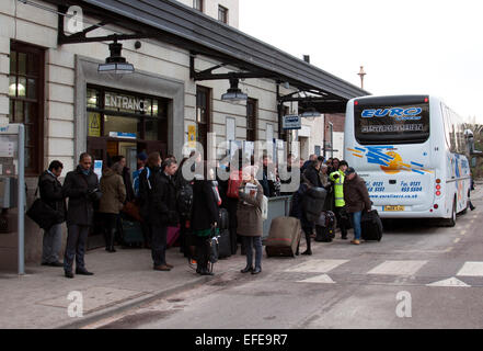 Leamington Spa, Warwickshire, UK. 2. Februar 2015. Passagiere an Bord ein Busservice von Leamington Spa Banbury Station nach ein großen Erdrutsch Chiltern Linie Bahn Harbury schneiden in Warwickshire schließen. Bildnachweis: Colin Underhill/Alamy Live-Nachrichten Stockfoto