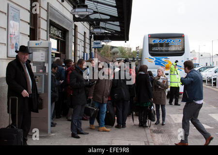 Leamington Spa, Warwickshire, UK. 2. Februar 2015. Passagiere an Bord ein Busservice von Leamington Spa Banbury Station nach ein großen Erdrutsch Chiltern Linie Bahn Harbury schneiden in Warwickshire schließen. Bildnachweis: Colin Underhill/Alamy Live-Nachrichten Stockfoto