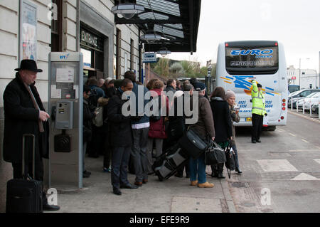 Leamington Spa, Warwickshire, UK. 2. Februar 2015. Passagiere an Bord ein Busservice von Leamington Spa Banbury Station nach ein großen Erdrutsch Chiltern Linie Bahn Harbury schneiden in Warwickshire schließen. Bildnachweis: Colin Underhill/Alamy Live-Nachrichten Stockfoto