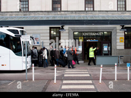 Leamington Spa, Warwickshire, UK. 2. Februar 2015. Passagiere an Bord ein Busservice von Leamington Spa Banbury Station nach ein großen Erdrutsch Chiltern Linie Bahn Harbury schneiden in Warwickshire schließen. Bildnachweis: Colin Underhill/Alamy Live-Nachrichten Stockfoto