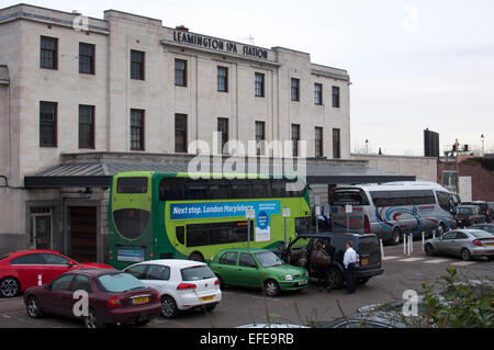 Leamington Spa, Warwickshire, UK. 2. Februar 2015. Ein Ersatz-Bus-Service betreibt aus Leamington Spa Banbury Station nach ein großen Erdrutsch Chiltern Linie Bahn Harbury schneiden in Warwickshire schließen. Bildnachweis: Colin Underhill/Alamy Live-Nachrichten Stockfoto