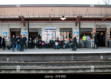 Leamington Spa, Warwickshire, UK. 2. Februar 2015. Passagiere warten in Leamington Spa Station ein großen Erdrutsch Störung verursacht hat, durch die Schließung der Chiltern Line Railway bei Huber schneiden in Warwickshire. Bildnachweis: Colin Underhill/Alamy Live-Nachrichten Stockfoto