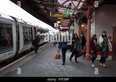 Leamington Spa, Warwickshire, UK. 2. Februar 2015. Passagiere, die nach einem großen Erdrutsch in Leamington Spa Station aussteigen hat Störungen durch die Schließung der Chiltern Line Railway bei Huber schneiden in Warwickshire. Bildnachweis: Colin Underhill/Alamy Live-Nachrichten Stockfoto