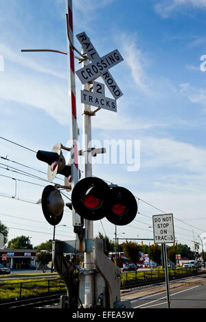 Stopp-Signale am Bahnübergang am South Boulevard, Charlotte, North Carolina, USA Stockfoto