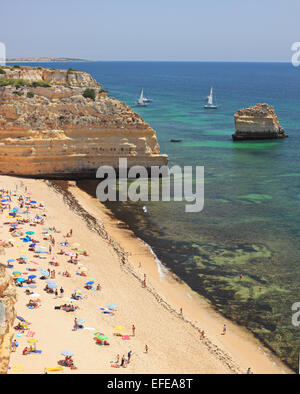 Vertikale Schuss von Praia da Marinha Strand in Algarve, Portugal, Ansicht von oben Stockfoto