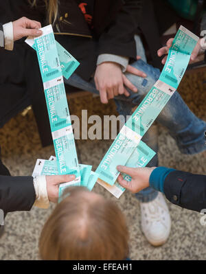 Berlin, Deutschland. 2. Februar 2015. Film-Fans schauen Sie sich ihre Berlinale-Tickets vor der 65. Internationalen Filmfestspiele Berlin am Potsdamer Platz-shopping-Arkaden in Berlin, Deutschland, 2. Februar 2015. Die 65. Internationalen Filmfestspiele von Berlin läuft bis zum 15. Februar 2015 vom 05. Foto: Tim Brakemeier/Dpa/Alamy Live News Stockfoto