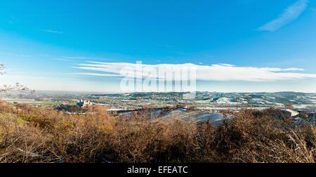 Panorama Blick auf berühmte Torrechiara Burg und Tal in einem sonnigen Wintertag Stockfoto