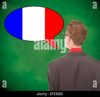 Junger Geschäftsmann sprechen Französisch auf Schule-Brett-Hintergrund Stockfoto