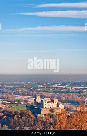 Panorama Blick auf berühmte Torrechiara Burg und Tal in einem sonnigen Wintertag Stockfoto