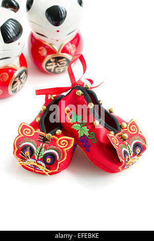 Tiger Schuhe und chinesische Puppen Stockfoto