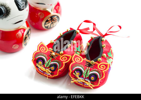 Tiger Schuhe und chinesische Puppen Stockfoto