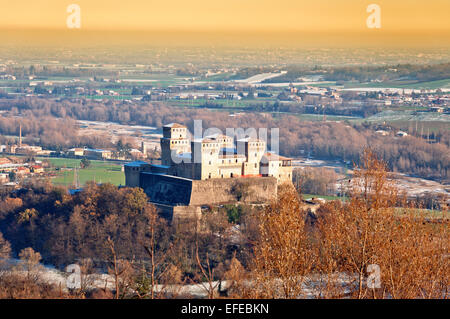 Panorama Blick auf berühmte Torrechiara Burg und Tal in einem sonnigen Wintertag Stockfoto