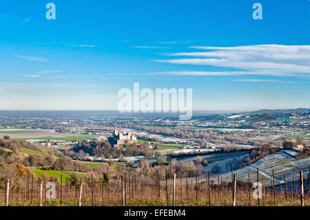 Panorama Blick auf berühmte Torrechiara Burg und Tal in einem sonnigen Wintertag Stockfoto