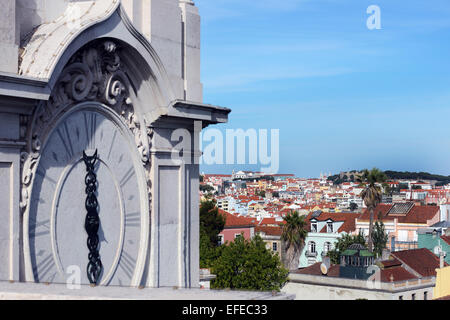 Lissabon gesehen von der Basílica da Estrela, Kirche auf dem Dach mit der Uhr im Vordergrund. Stockfoto