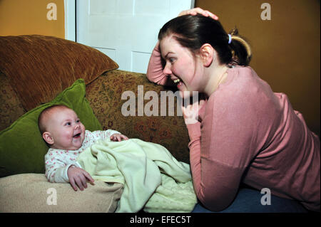 Eine Mutter und ihr vier Monate altes Baby lächelnd und miteinander interagieren. Stockfoto