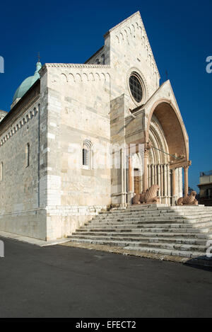 Marken, Ancona, romanische Basilika San Ciriaco, XI-XIII. Jahrhundert. Giebel Fassade. Stockfoto