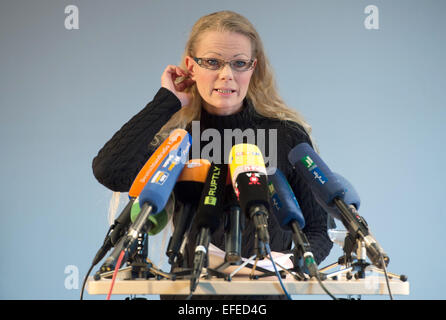 Dresden, Deutschland. 2. Februar 2015. Ehemalige Sprecherin der deutschen Anti-Islambewegung Pegida (Patriotischen Europäer gegen die Islamisierung des Abendlandes), Kathrin Oertel, spricht während einer Pressekonferenz in Dresden, Deutschland, 2. Februar 2015. Oertel kündigte die Gründung eines neuen Vereins namens "Direkte Demokratie Fuer Europa" (lit. direkte Demokratie für Europa). Foto: Sebastian Kahnert/Dpa/Alamy Live News Stockfoto