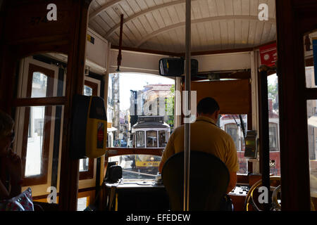 Straßenbahn-Fahrer auf der Straßenbahn 28, Lissabon, Portugal Stockfoto