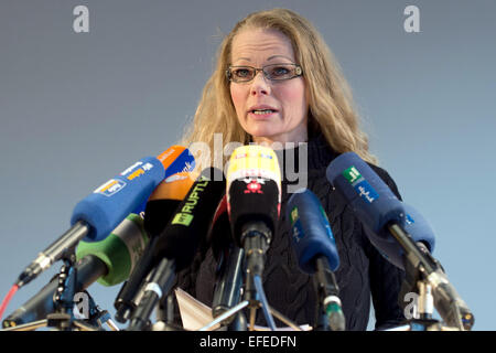 Dresden, Deutschland. 2. Februar 2015. Ehemalige Sprecherin der deutschen Anti-Islambewegung Pegida (Patriotischen Europäer gegen die Islamisierung des Abendlandes), Kathrin Oertel, spricht während einer Pressekonferenz in Dresden, Deutschland, 2. Februar 2015. Oertel kündigte die Gründung eines neuen Vereins namens "Direkte Demokratie Fuer Europa" (lit. direkte Demokratie für Europa). Foto: Sebastian Kahnert/Dpa/Alamy Live News Stockfoto