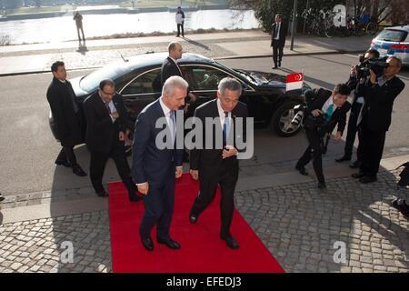 Dresden, Deutschland. 2. Februar 2015. Der Premier von Sachsen Stanislaw Tillich (CDU, L) grüßt die Premierminister von Singapur Lee Hsien Loong in der Staatskanzlei in Dresden, Deutschland, 2. Februar 2015. Der zweitägigen offiziellen Besuch zielt auf die Stärkung der Beziehungen zwischen Singapur und Sachsen vor allem in den Bereichen Wirtschaft und Bildung. Foto: Sebastian Kahnert/Dpa/Alamy Live News Stockfoto