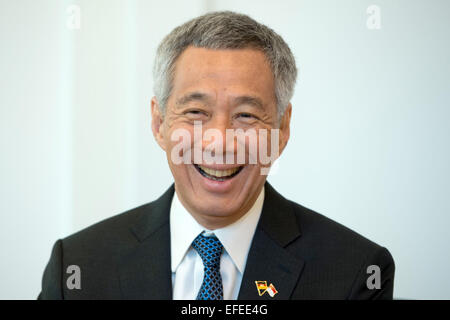 Dresden, Deutschland. 2. Februar 2015. Der Premierminister von Singapur Lee Hsien Loong lächelt in Dresden, Deutschland, 2. Februar 2015. Der zweitägigen offiziellen Besuch zielt auf die Stärkung der Beziehungen zwischen Singapur und Sachsen vor allem in den Bereichen Wirtschaft und Bildung. Foto: Sebastian Kahnert/Dpa/Alamy Live News Stockfoto