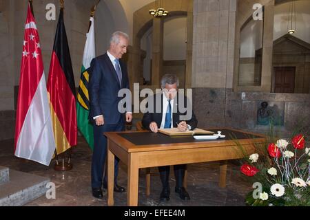 Dresden, Deutschland. 2. Februar 2015. The Prime Minister of Singapore Lee Hsien Loong (R) unterschreibt das Gästebuch in der Staatskanzlei neben der Premier von Sachsen Stanislaw Tillich (CDU, L) in Dresden, Deutschland, 2. Februar 2015. Der zweitägigen offiziellen Besuch zielt auf die Stärkung der Beziehungen zwischen Singapur und Sachsen vor allem in den Bereichen Wirtschaft und Bildung. Foto: Sebastian Kahnert/Dpa/Alamy Live News Stockfoto