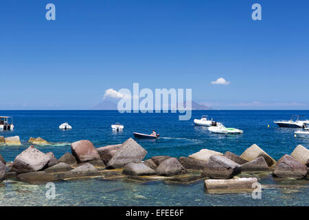 Blick auf Stromboli und Panarea von Salina, Sizilien Stockfoto