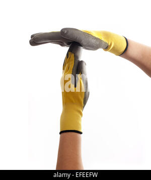 Hände mit Arbeitshandschuhen auf einem weißen Hintergrund zeigen Timeout Schild. Stockfoto